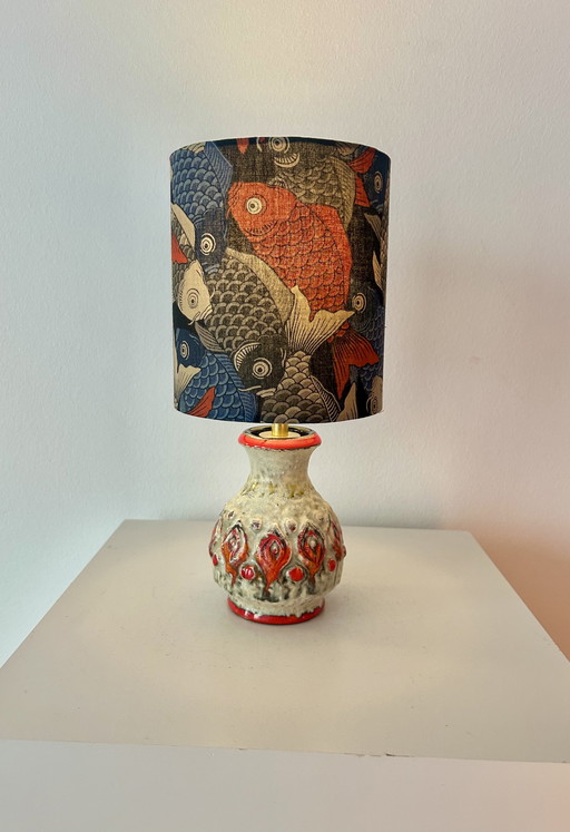 Lampe de table Small Fat Lava avec abat-jour japonais koi