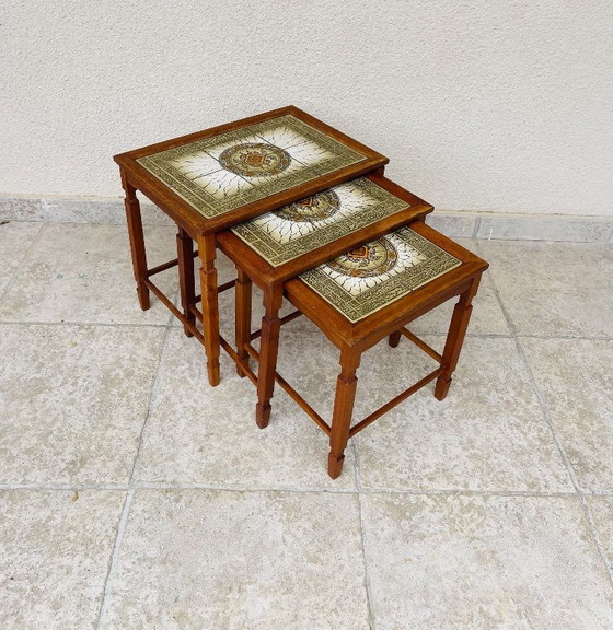 Image 1 of Set di 3 tavolini da caffè impilabili in teak e ceramica, Danimarca, 1960