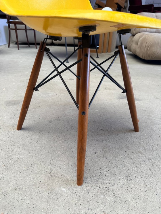 Sedia Eames DSW di Herman Miller in fibra di vetro – Sedie da pranzo, Metal, Wood (photo 5 of 9)