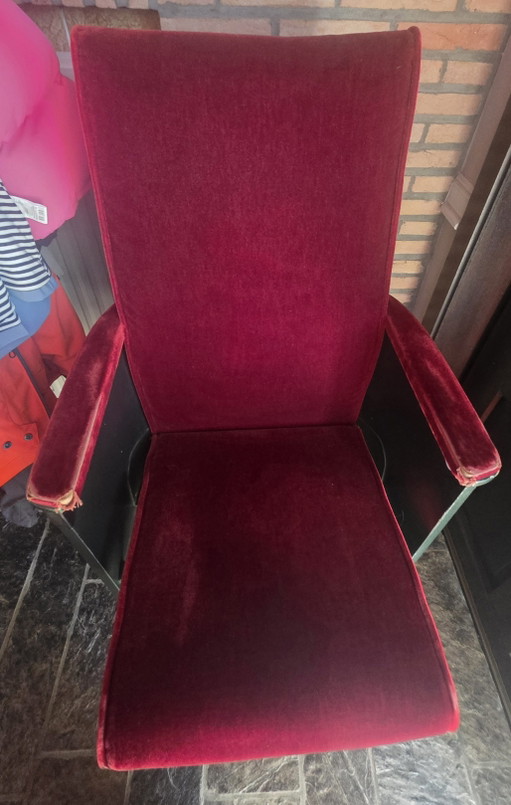 Silla de cine vintage, de terciopelo rojo, con base giratoria verde.