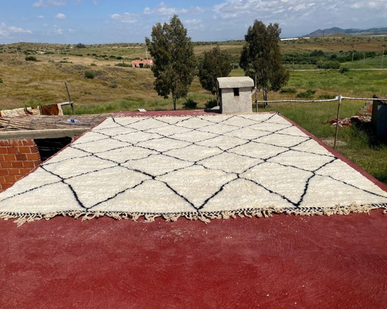 Image 1 of Extra Large Vintage Beni Ourain Rug 426x344 cm – Authentic Moroccan Wool Rug – Ivory Black Diamond Pattern – Oversized Boho Luxe