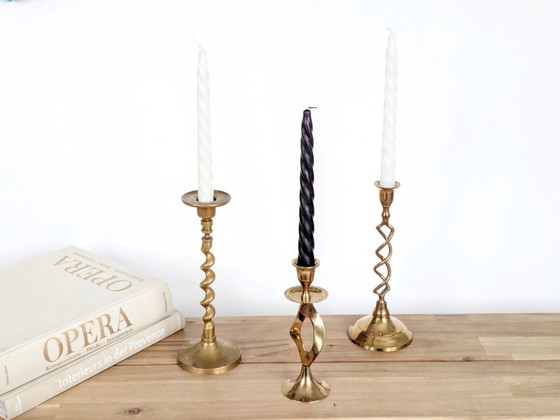 Image 1 of Set van 3 vintage messing kandelaars uit het midden van de 20e eeuw, verschillend van vorm met gedraaide en torsade-details.
