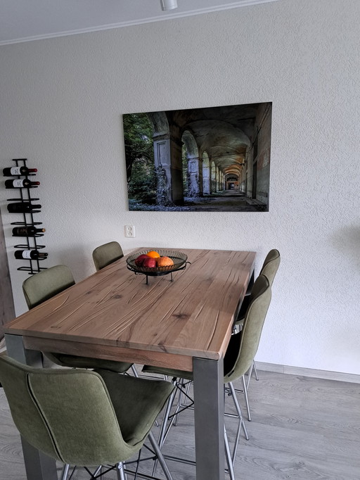 Henders & Hazel bar table and 5 Xooon bar chairs