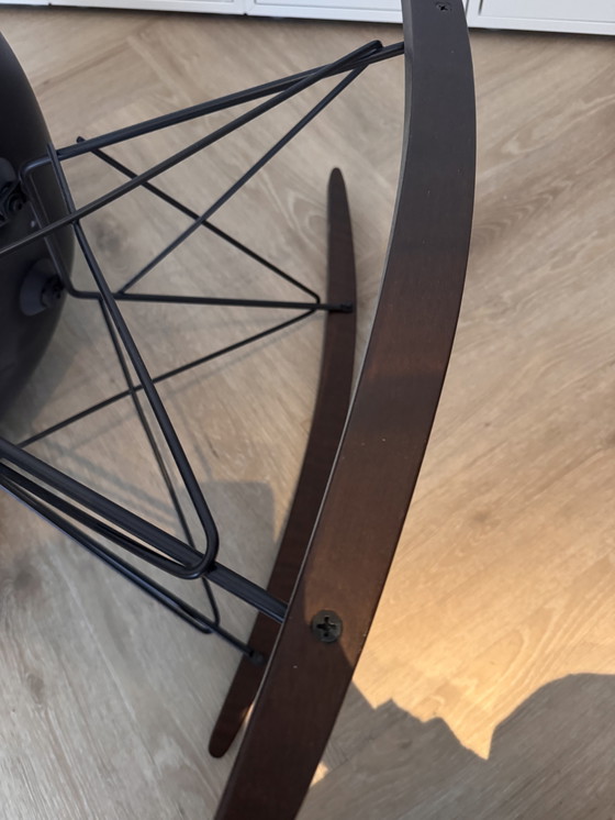 Image 1 of Vitra rar schommelstoel zwart met zwart onderstel et esdoorn walnoot hout onderstel