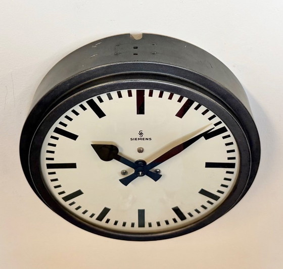 Image 1 of Reloj de pared industrial negro de Siemens, década de 1950.