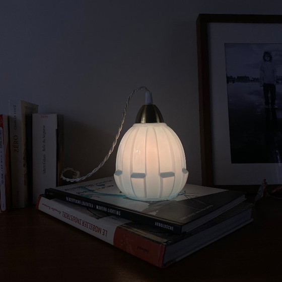 Image 1 of antica lampada portatile a forma di tulipano in vetro opalino blu