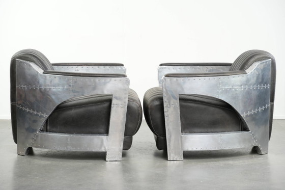 Image 1 of 2x robuste, industrietaugliche Sessel im Aviator-Design aus schwarzem Rindsleder mit Aluminiumverzierungen und Nieten