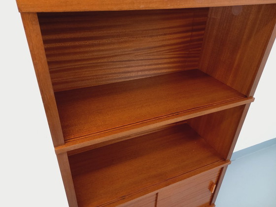 Image 1 of Librería antigua de madera de roble de la década de 1960.