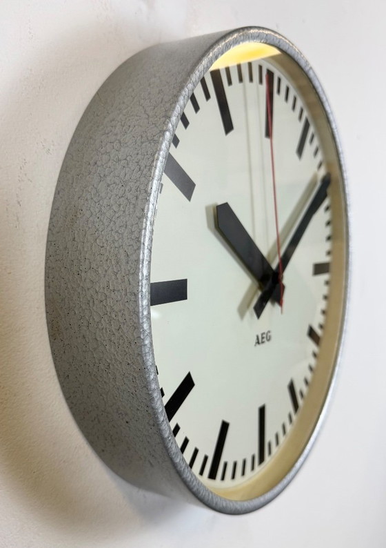Image 1 of Grijze Duitse industriële elektrische stationswandklok van AEG, jaren 60