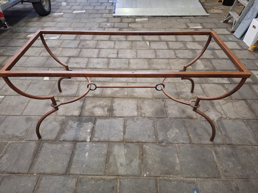 Table en verre avec cadre en métal