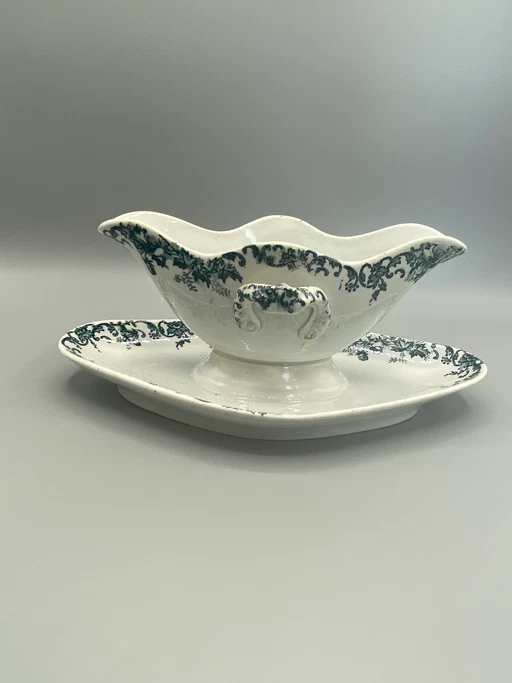 Salsiera in maiolica Grand & Millet, decorazione a campanula verde, manico a forma di cane, bordo smerlato.