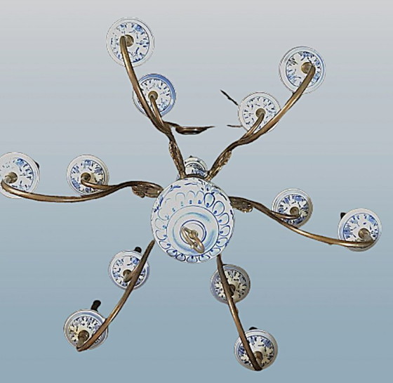 Image 1 of Imposante kroonluchter - Vlaams of Nederlands - van Delfts porselein en messing, uit de jaren 1930, met 12 kaarsen