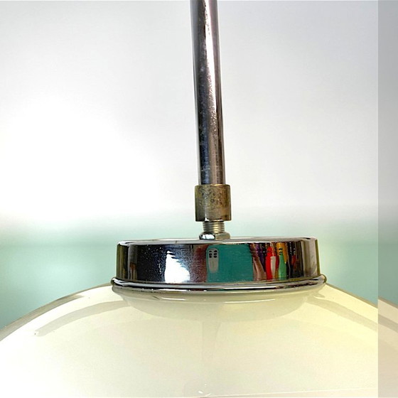 Image 1 of Lámpara colgante Art Decó ovalada de vidrio opalino blanco