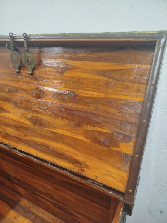 Beautiful XXL Indian dowry chest with hammered copper details – Storage cabinet, Metal, Wood (photo 11 of 17)