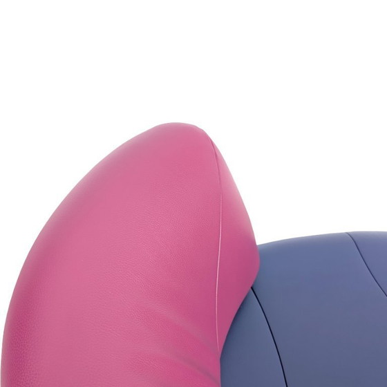 Image 1 of 2 chaises longues Leolux Kikki, canapé en cuir rose et bleu