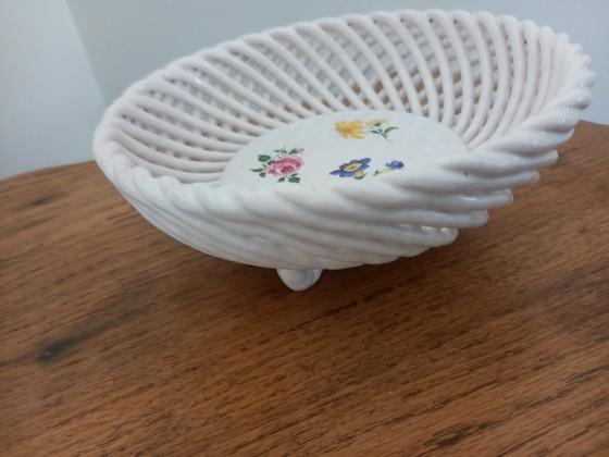 Image 1 of Vintage Herend Hungary gevlochten porseleinen mandje met bloemen