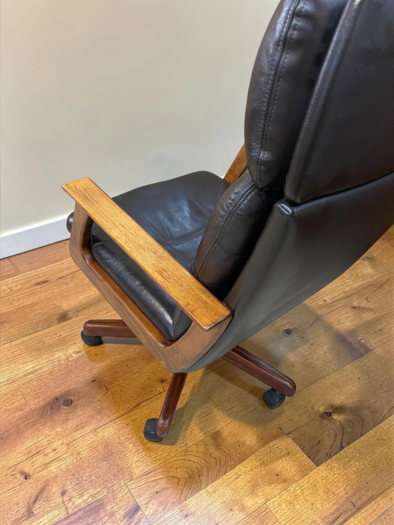 Vintage Mid Century Draaistoel uit Noorwegen – Leer & Teak | Jaren 60/70 | Scandinavisch Modern (photo 12 of 14)