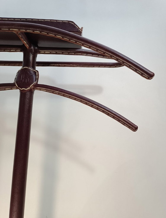Image 1 of Perchero de pie revestido de cuero, de Jacques Adnet, 1950.