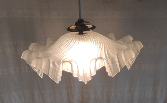Image 1 of Lampenkap van geplooid glas - midden 20e eeuw