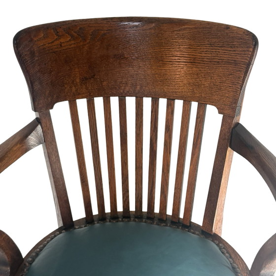 Image 1 of Silla de capitán de madera curvada - Montada sobre una base giratoria - Asiento verde, base de hierro fundido