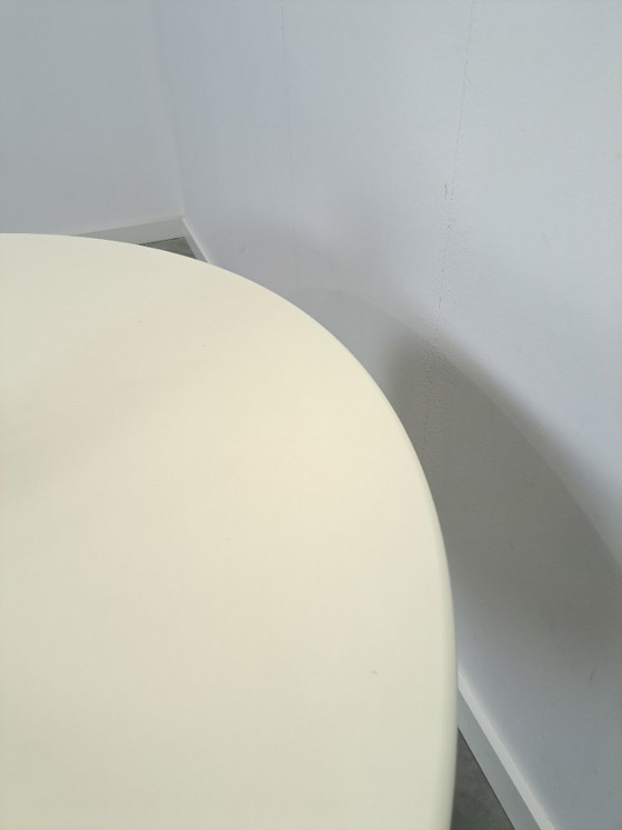 Image 1 of Runder, cremefarbener Esstisch mit gerippten Beinen
