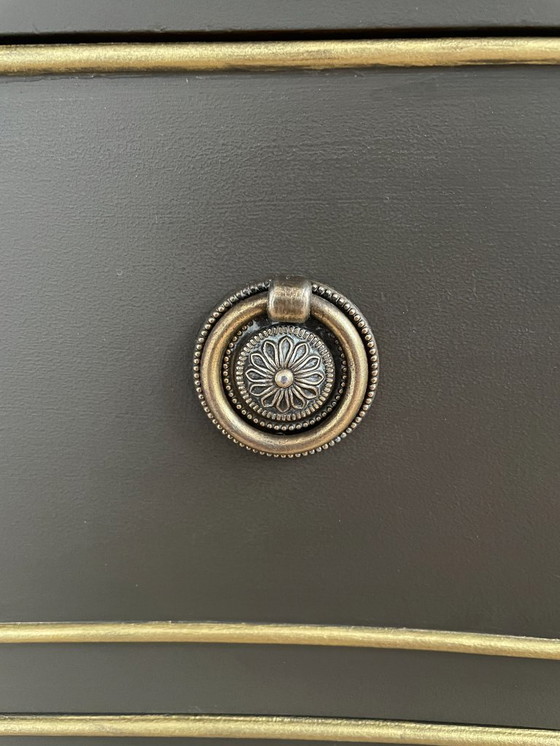 Image 1 of Comò vintage Serpentine con dettagli dorati dipinti a mano