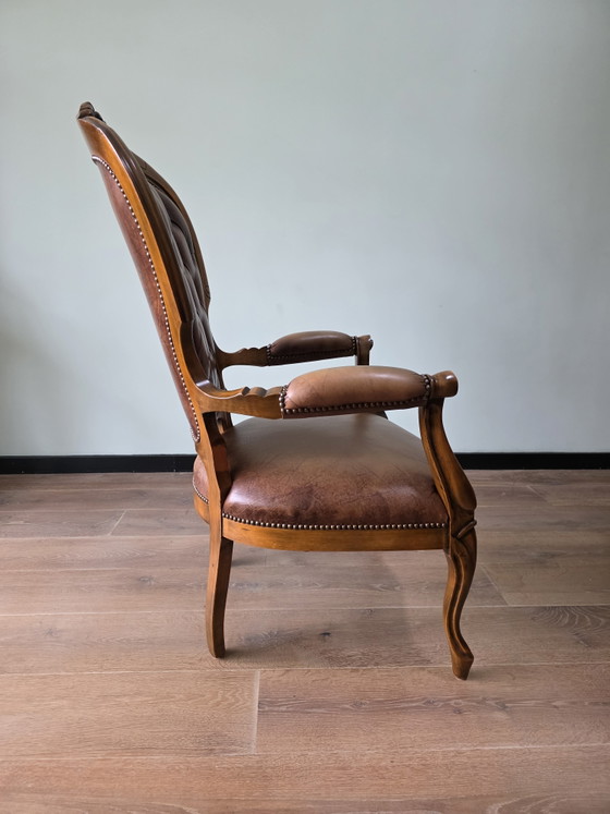 Image 1 of Klassieke vintage leren fauteuil met houten frame