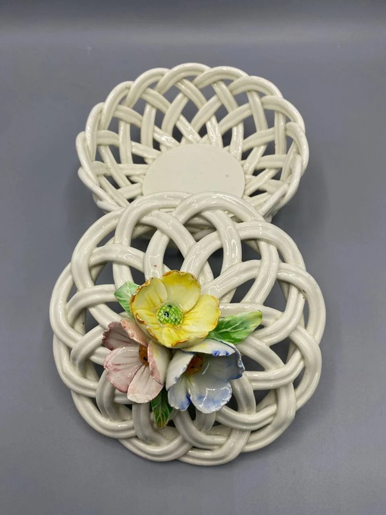 Bonbonnière in ceramica spagnola, corpo traforato intrecciato, bouquet floreale in rilievo, Spagna – Stoviglie (photo 2 of 5)