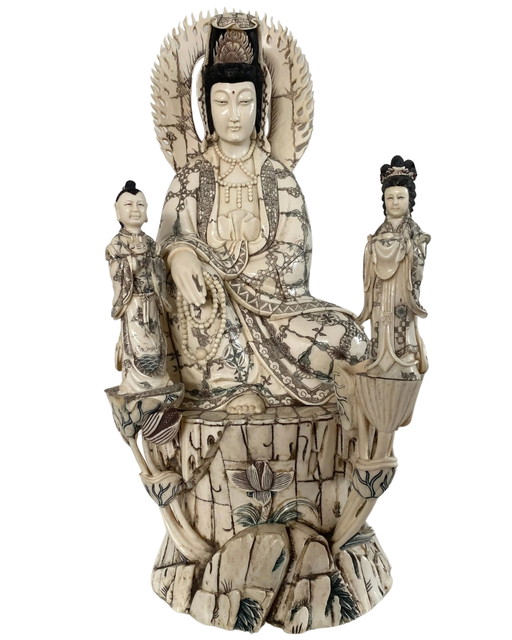 Guanyin china antigua con Shancai y Longnü – Finales de Qing – Hueso tallado – 60 cm