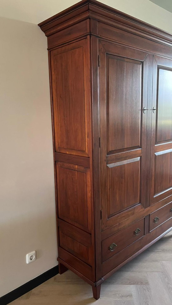 Image 1 of Stilvoller antiker Provence-Kirschholz-Porzellanschrank – Neuwertig