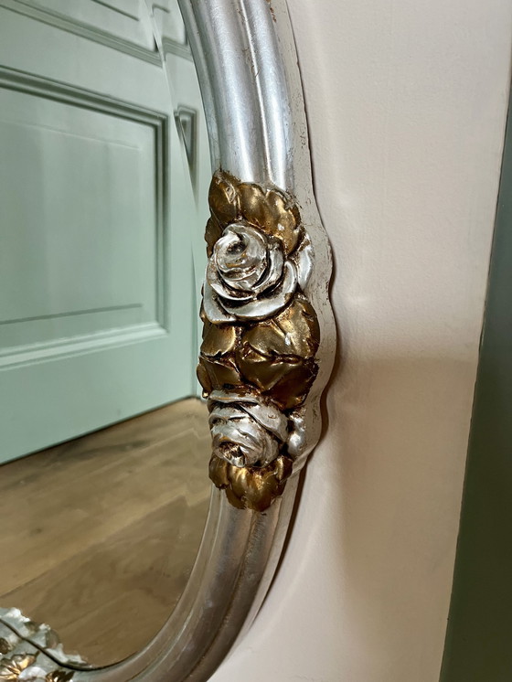 Image 1 of Ovale barokspiegel met zilverkleurige lijst/gouden bloemen