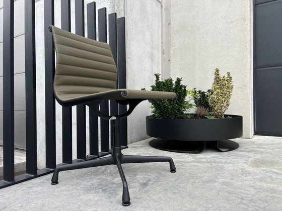 Image 1 of Vitra Eames EA104 Ledersessel