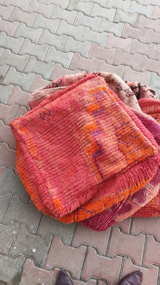Image 1 of Handgemaakte poefs van vintage Marokkaanse tapijten – €120 per stuk