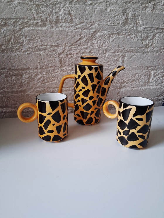 Image 1 of Koffiekan van keramiek met 2 mokken in giraffe print,ook leuk voor chocomelk.