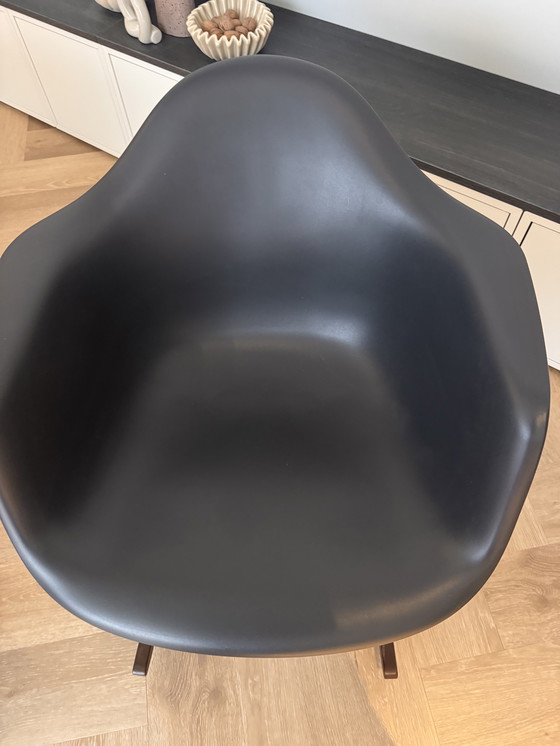 Image 1 of Vitra rar schommelstoel zwart met zwart onderstel et esdoorn walnoot hout onderstel