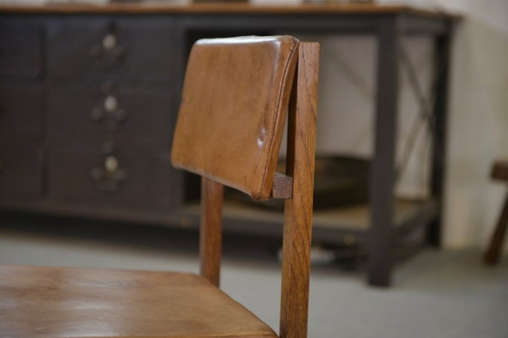 Image 1 of Een paar eikenhouten en lederen stoelen in de stijl van Gerrit Rietveld, jaren 60.