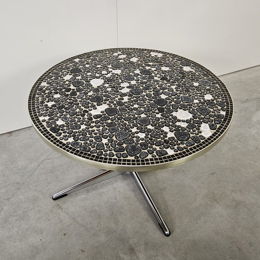 Tavolino rotondo vintage con ciottoli e mosaico