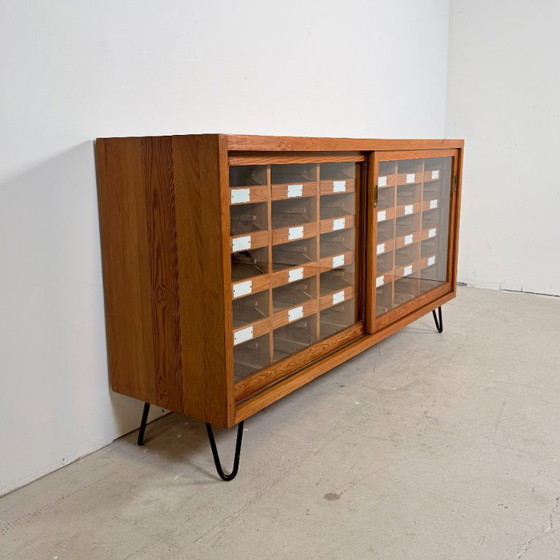 Armadio di Smistamento Tedesco Vintage / Credenza con 24 Cassetti – Pino Massiccio – Credenze, Legno, Ferro (photo 9 of 13)