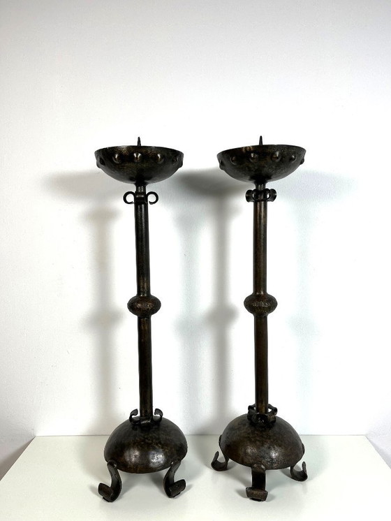 Image 1 of Set van 2 grote brutalistische gietijzeren kerk kandelaars, jaren 70