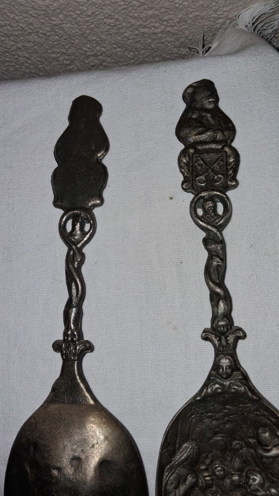 Antike Zinnlöffel auf Holzregal, Wanddekoration, Metall, Braun (Foto 5 von 6)