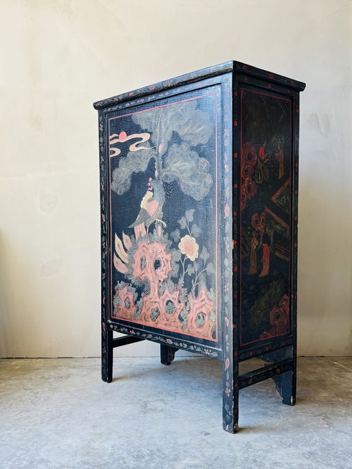 Antieke Chinese kast in zwart en rood gelakt hout – handbeschilderd