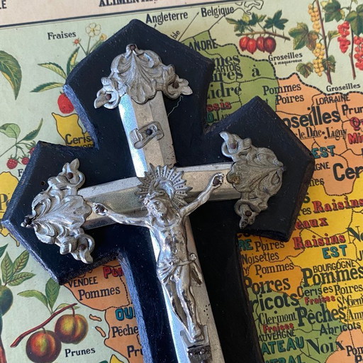 Crucifijo colgante vintage en madera ennegrecida y metal. Pila de agua bendita de Cristo, decoración religiosa antigua.