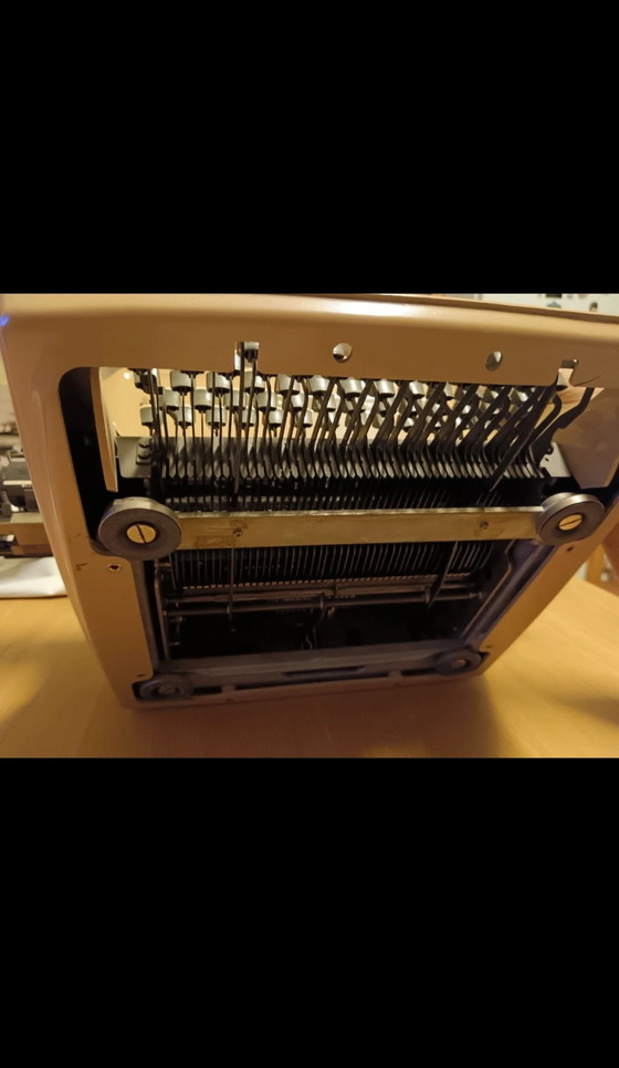 Image 1 of Machine à écrire des années 60 et 70 - Remington