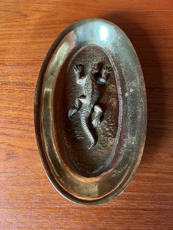 Image 1 of Een zeldzaamheid! Een massief messing kommetje met een salamander in reliëf. Vermoedelijk een visitekaartjesbakje in art-decosti