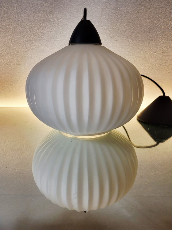 Image 1 of Suspension vintage en verre opalin blanc, années 1960