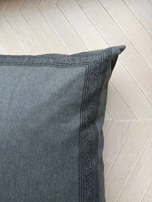 Grande cuscino da pavimento grigio con bordo nero paisley