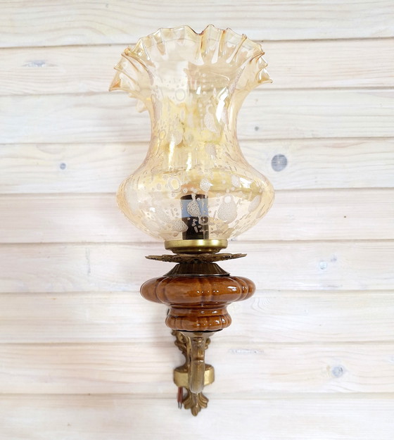 Image 1 of Lampada da parete vintage in ottone con aggiunta in ceramica e paralume ambra, mai usata, Jugoslavia anni '70