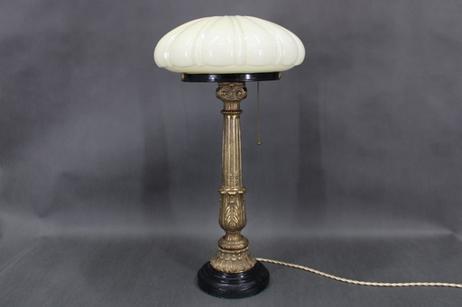 Restaurierte Messing-Tischlampe aus den 1940er Jahren mit Holzsockel und Glasschirm