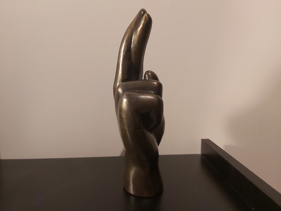 Image 1 of Mano con dita incrociate. Buona fortuna