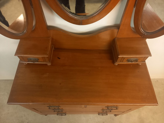 Image 1 of Coiffeuse avec miroirs taillés.